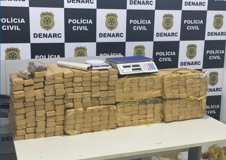 Pol Cia Civil Apreende Quilos De Maconha E Prende Tr S Traficantes