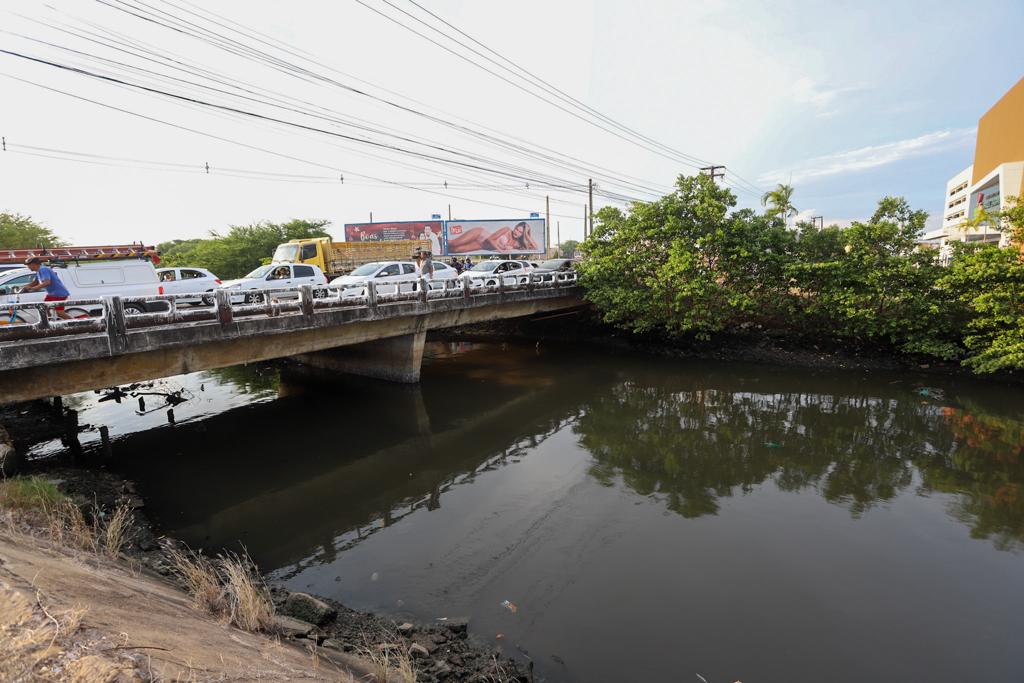 Canal Ao Lado Do Aracaju Parque Shopping Passar Por Obra De