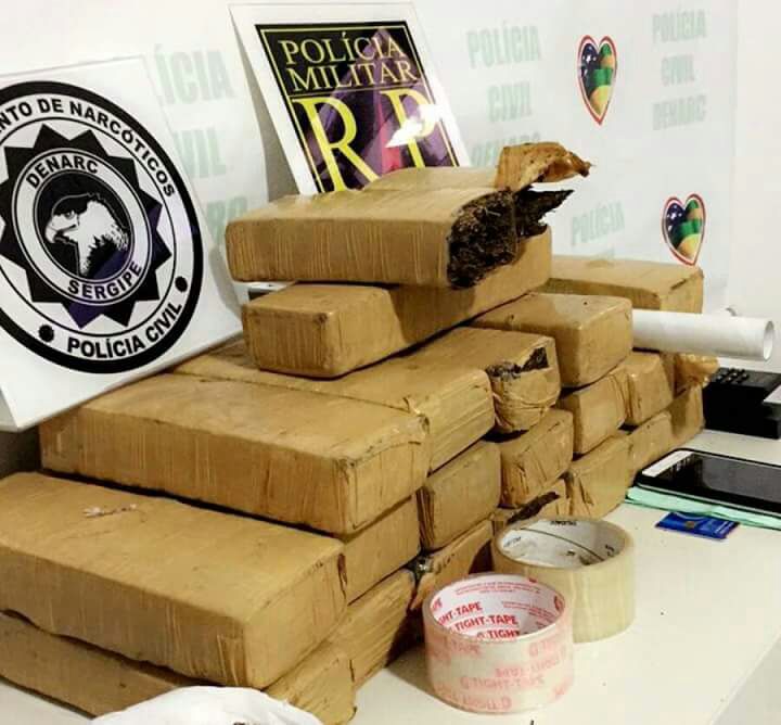 Denarc e Radiopatrulha prendem mulher com 20 kg de maconha