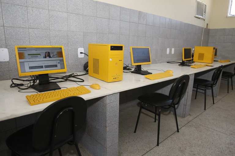 Biblioteca Pública Epifânio Dória oferece cursos na área da informática