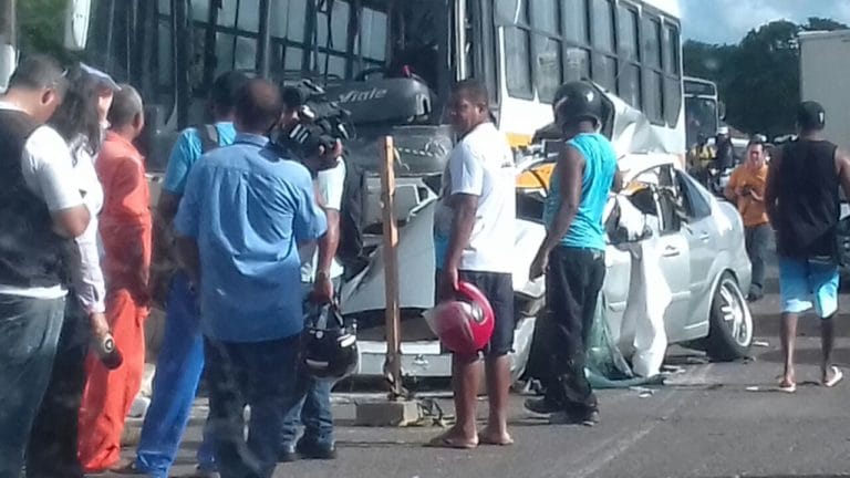 Acidente entre ônibus escolar e carro de passeio deixa um morto