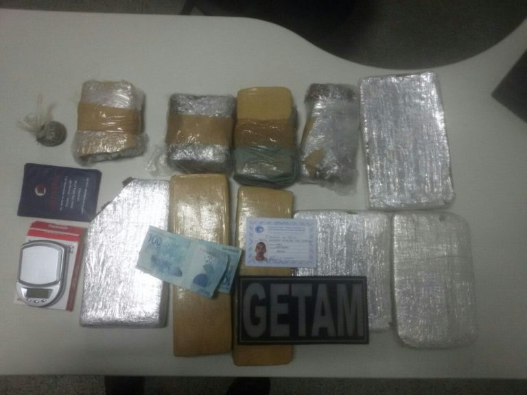 Dupla é presa transportando 6kg de maconha em lotação