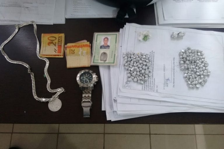 BPTur prende traficante que escondia drogas em vaso sanitário