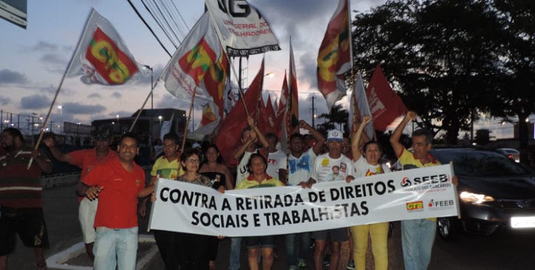 Sergipanos saem as ruas para protestar contra as reformas