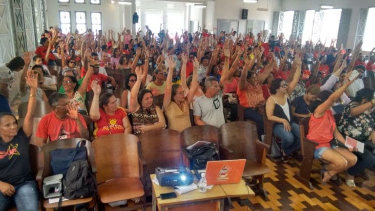 Professores anunciam greve por tem indeterminado a partir do dia 15