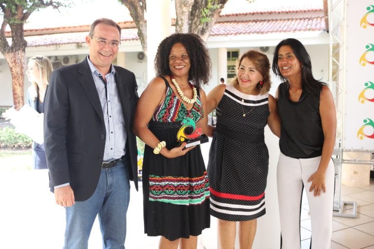 Mulheres são homenageadas com troféu Hortênsia de Carvalho