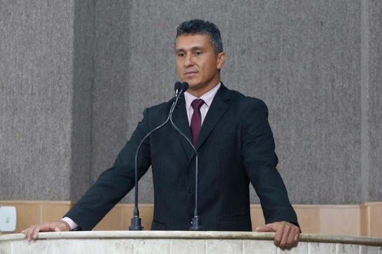 Vereador usa tribuna para se retratar com a PM