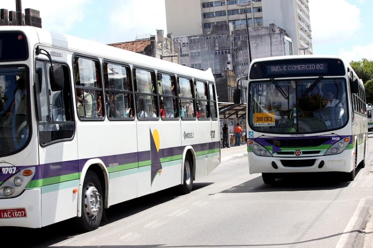 Em 15 minutos trio assalta dois ônibus na Coroa do Meio