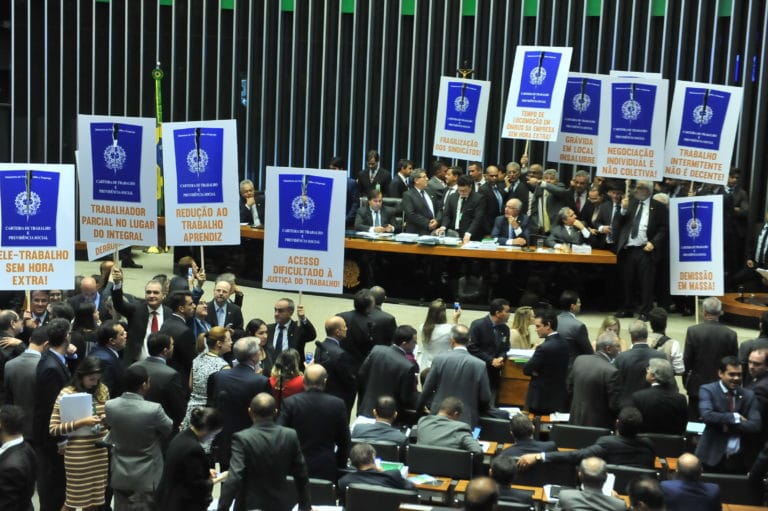 Câmara aprova reforma trabalhista que agora segue para o Senado