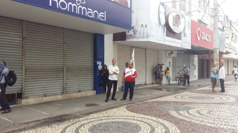 Comércio baixa as portas com a presença de manifestantes