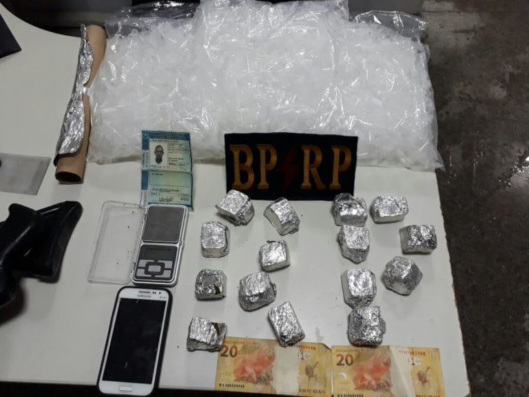 RP flagra homem com drogas no bairro Santos Dumont