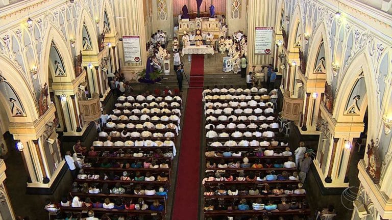 Católicos celebram Santos Óleos e Lava Pés nesta quinta