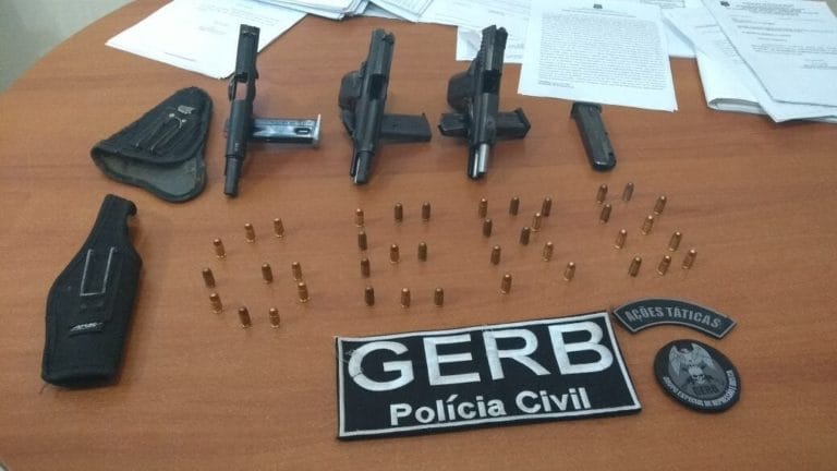 Microempresário que ameaçou oficial de justiça é preso com três pistolas