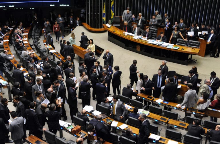 Aprovado projeto que cria regras para aplicativos de transporte