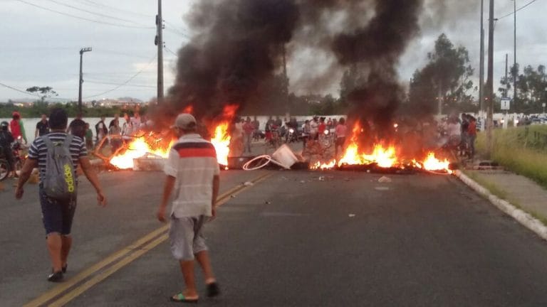 Aracaju amanhece sem transporte coletivo e com vias de acesso bloqueadas