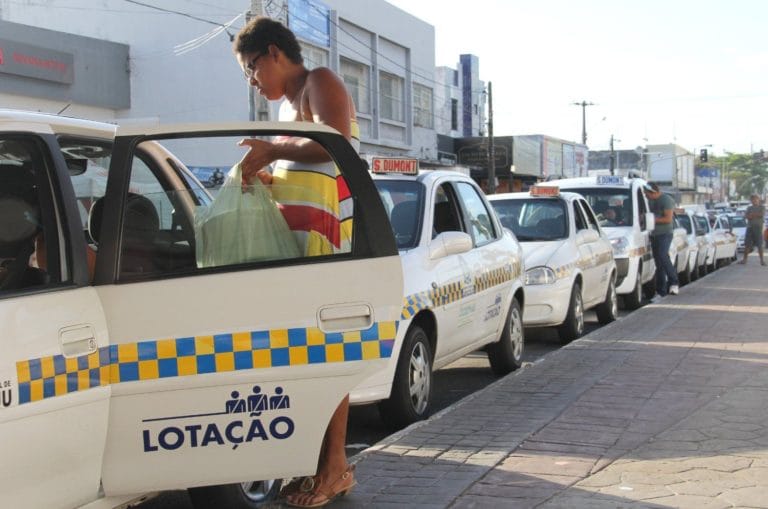 Taxistas são liberados para fazer transporte lotação