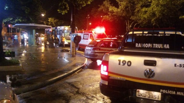 Um assaltante é morto e outro é preso durante arrastão em ônibus