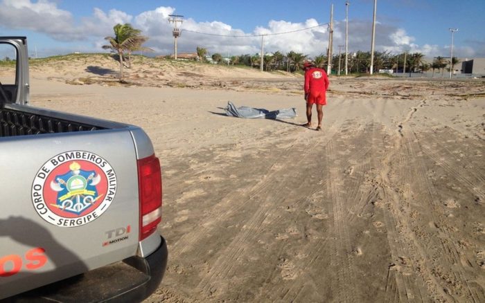 Corpo é Encontrado às Margens Da Praia De Atalaia Em Aracaju Ajn1 3981