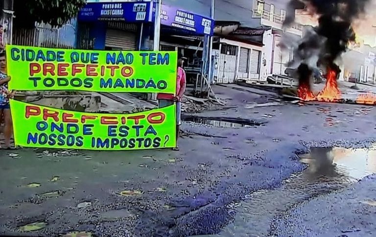 Moradores realizam protesto na avenida Euclides Figueiredo