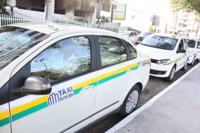 Taxistas realizam protesto pelas ruas da capital