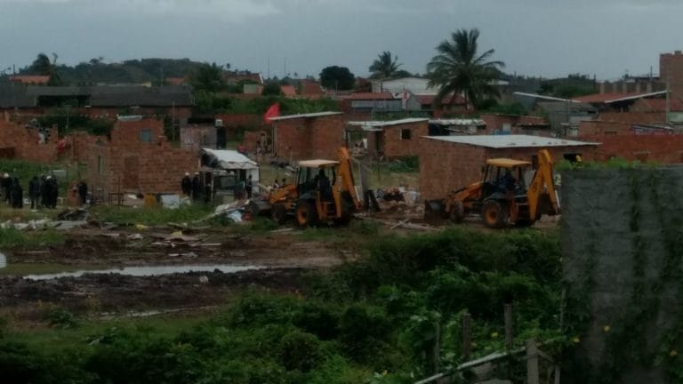 Famílias são retiradas de área invadida do loteamento Marivan