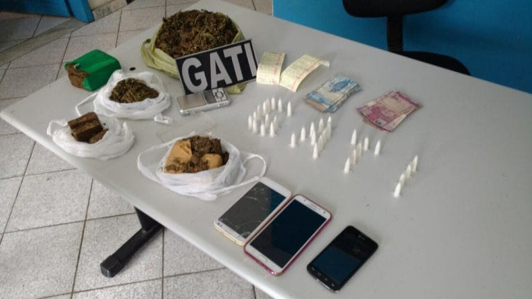 Gati flagra trio traficando drogas em Capela