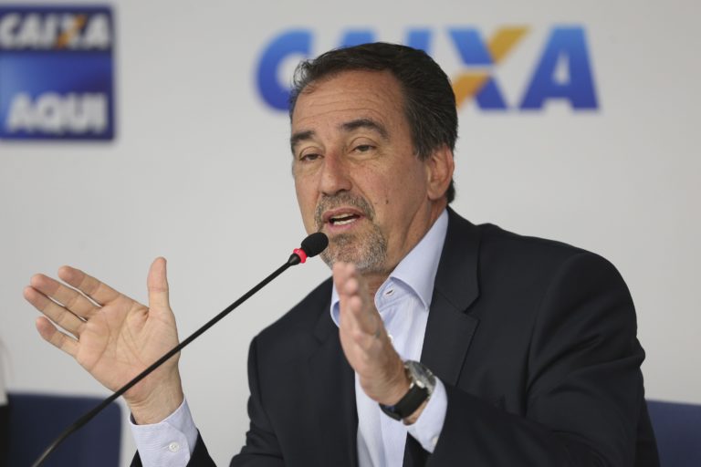 Presidente da Caixa nega contratação de bancários sem concurso