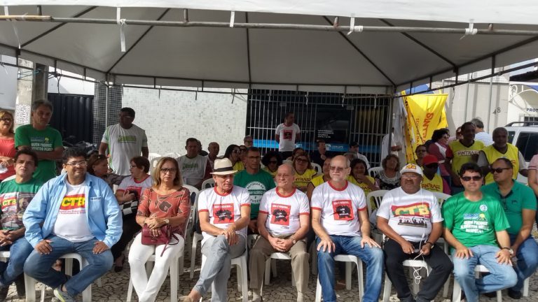 Servidores paralisam atividades por 24h nesta quarta