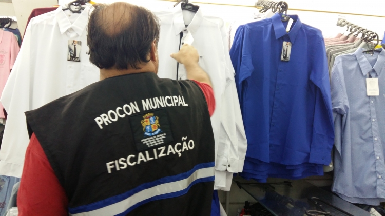Procon de Aracaju realiza operação Pai Herói