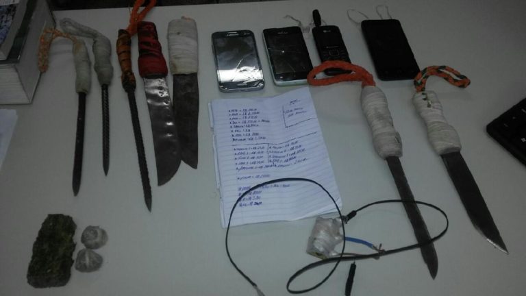 Notificação da JF resulta na apreensão de chuços, maconha e celulares no Copemcan