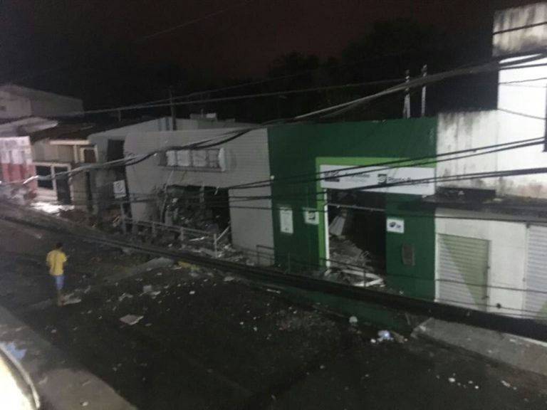 Bandidos explodem agências bancárias em Macambira