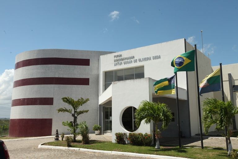 Agente penitenciário é levado a julgamento por homicídio e estupro