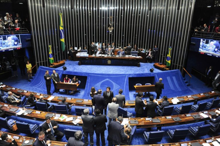 Projeto que regulamenta Uber é aprovado no Senado