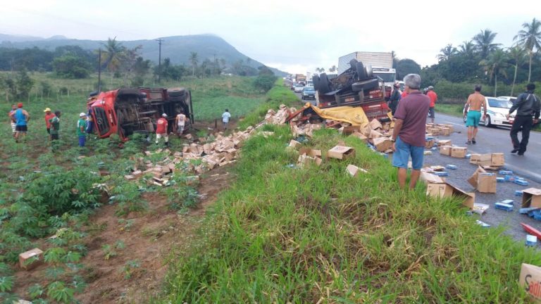 Acidente entre dois caminhões deixa motorista ferido