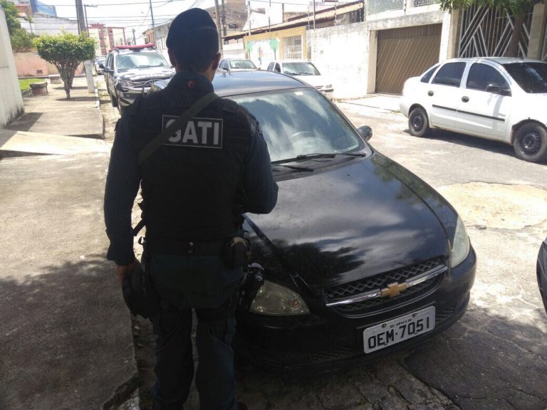 Gati apreende arma e recupera três veículos roubados