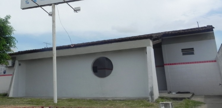 Presos fogem de delegacia levando armas e algemas