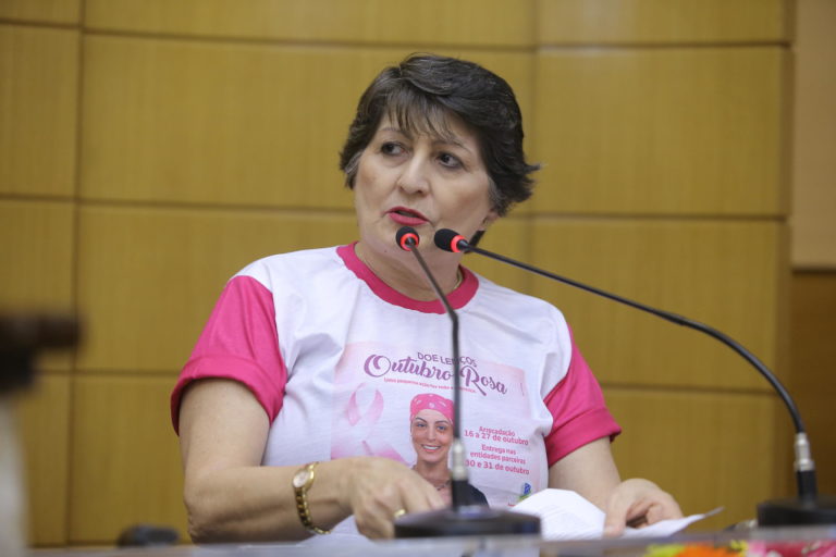 Deputada cobra valorização do magistério por parte do governo