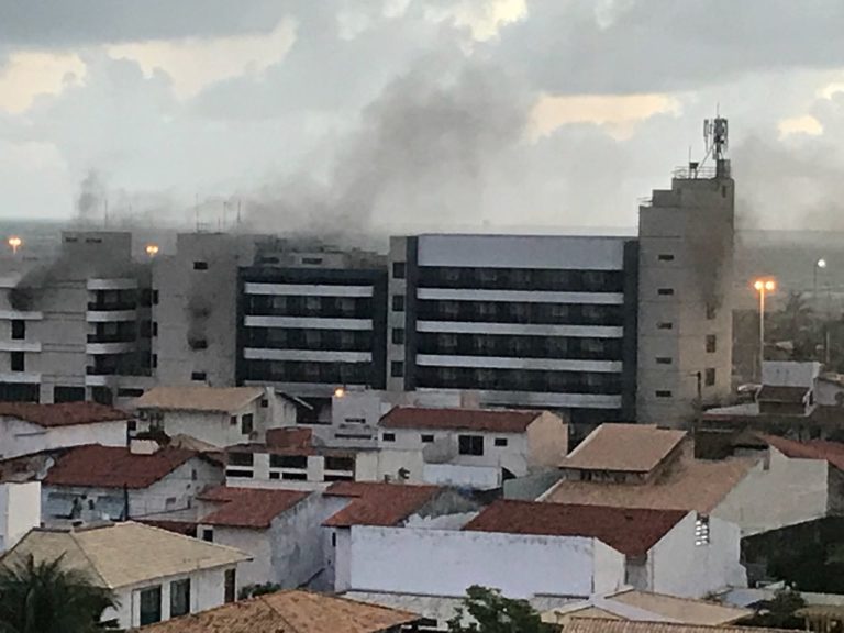 Incêndio em hotel na Orla leva pânico a hóspedes