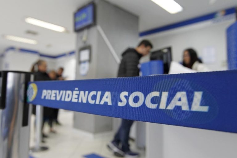 Novo texto da reforma da Previdência mantém idade mínima