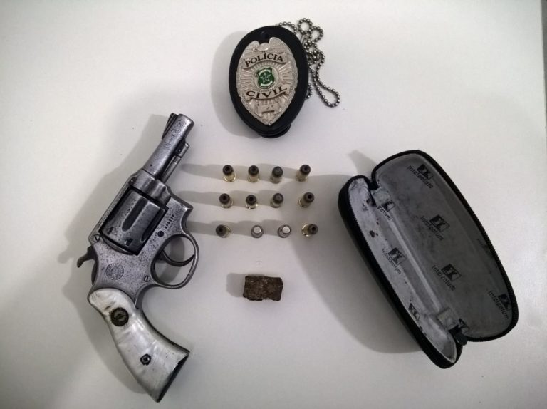 Irmãos são presos com arma e droga em Dores