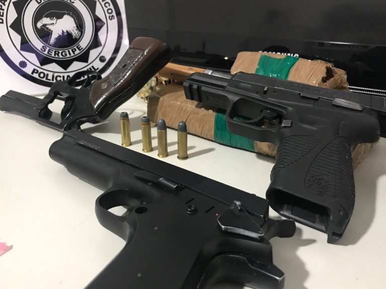 Ex-presidiários são presos com armas e drogas
