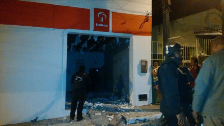 Bando armado explode agência do Bradesco em Riachão do Dantas