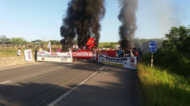 Manifestantes bloqueiam rodovias em Sergipe