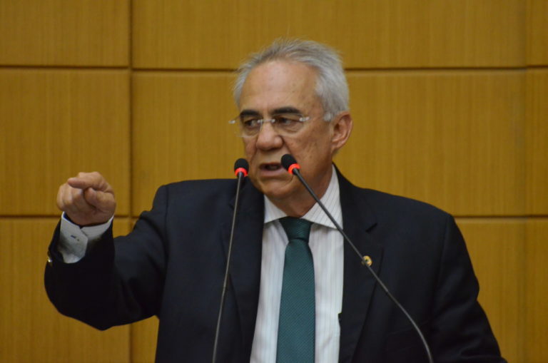 Venâncio questiona cobrança de estacionamento em estabelecimento da capital