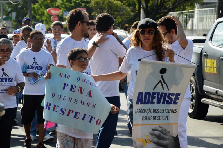 Deficientes visuais saem às ruas por igualdade de direitos