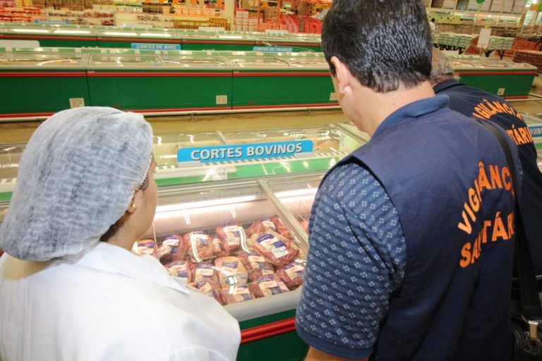 Vigilância Sanitária realiza ações em supermercados