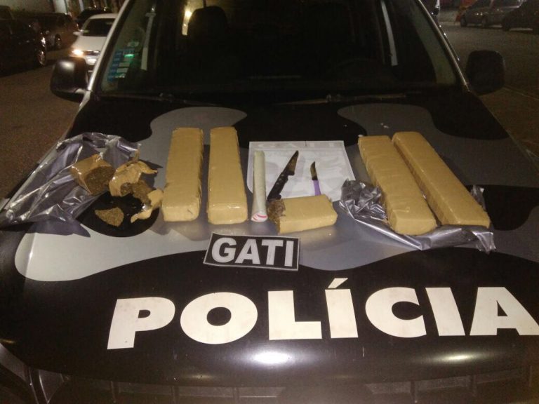 Casal é flagrado transportando 6kg de maconha em táxi