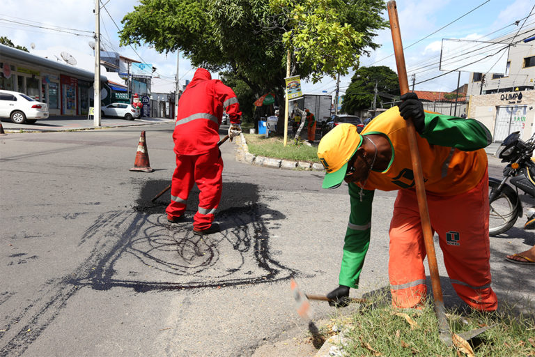 Jabotiana recebe mutirão de limpeza e tapa buraco