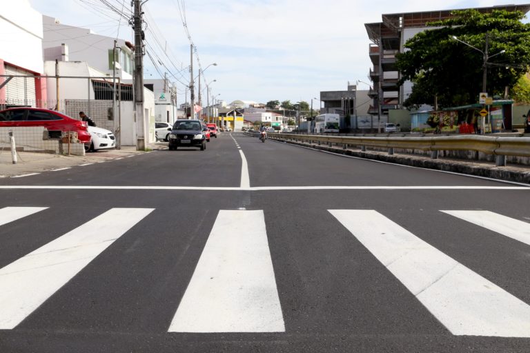 Avenidas recapeadas ganham nova sinalização horizontal