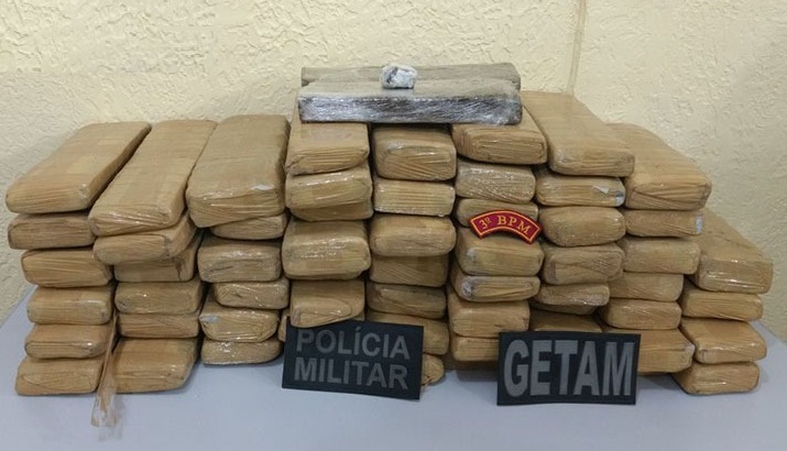 Trio é preso no interior com mais de 75kg de maconha prensada